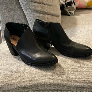Never worn.  Black. Silent D brand size 40